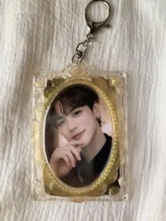 B8 トレカキーホルダー　ゴールド　黄色