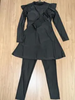 黒いフリルデザインの水着