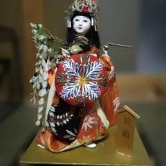 日本人形 伝統的な衣装 ディスプレイケース付き - メルカリ