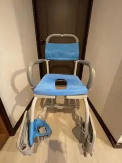 UCHIE シャワーラク 入浴用車椅子 折りたたみ式 　4輪　ウチエ　中古 シャワーラク ウチエ 車いすタイプ 【通販モノタロウ】
