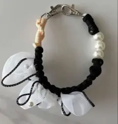 ハンドストラップ　パール　黒　白　韓国風　大人可愛い　フリル