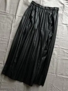 ブラック プリーツスカート レザー風