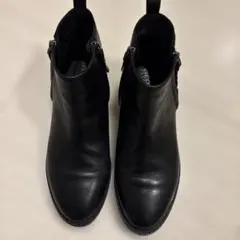 黒レザー ジッパーブーツ 低ヒール