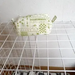 クマのイラスト付きポーチ