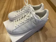 SUPERSTAR スタッズ付きホワイトスニーカー