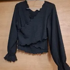 フリル付き黒長袖トップス