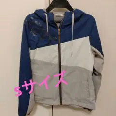 青とグレーのジャケットとトラックパンツセット