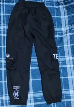 黒のカーゴパンツ ポケット付き150〜