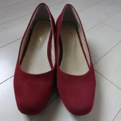 赤いスエード低ヒールパンプス