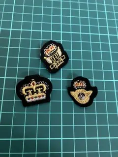 【新品未使用】王冠 エンブレム ピンバッジ 3点セット クラウン ピンズ 紋章