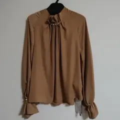 RUIRUE ウエーブタックパールブラウス　ベージュ　M