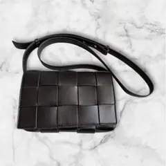 イントレチャート　編み込み　斜め掛け　中サイズ　ブラック　本革