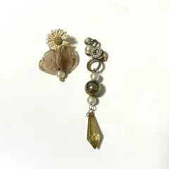 ハンドメイド イヤリング イヤーカフ ビジュー 花 ベージュ カーキ