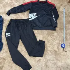 トレーニングウェアとズボンセット