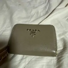 未使用品 PRADA プラダ キーケース サフィアーノ 三角プレート グレー