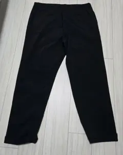 Uniqlo theory 黒のテーパードスラックス
