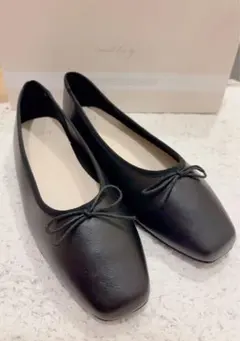 リボン付きブラックフラットシューズ