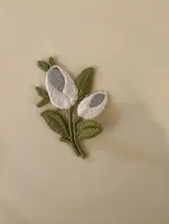 白と水色の花の刺繍　ワッペン