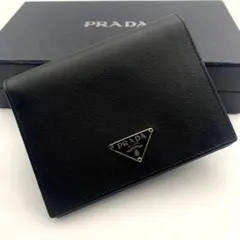 プラダ 二つ折り 財布 サフィアーノ レザー 三角プレート ロゴ 小型 黒のサムネイル
