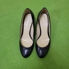 黒いウェッジヒールパンプス