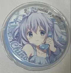 ごちうさ チノ 缶バッジ アトレ秋葉原 コンカフェ - メルカリ
