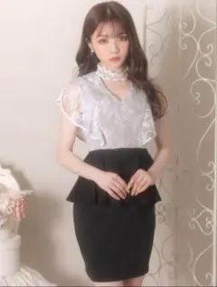 ホワイトとブラックのペプラムドレス