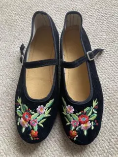 台湾購入　刺繍付き黒フラットシューズ