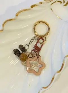 星形チャーム付きキーホルダー
