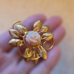 ゴールドカラー　ブローチ