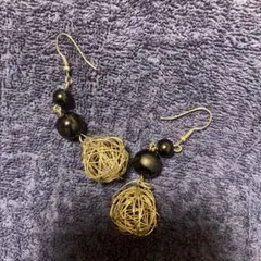 黒いビーズとワイヤーボール　ピアス
