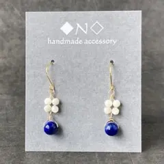 マザーオブパールの花ピアス ラピスラズリ