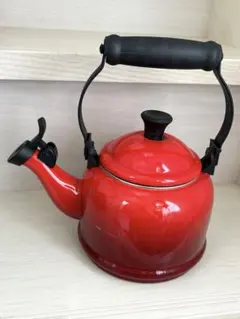 LE CREUSET ホイッスルケトル 赤いやかんのサムネイル