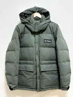 メンズ ワイルドシングス ロイアル コラボ ダウンジャケット カーキ Mサイズ