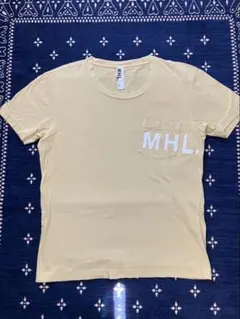 MHL. (エムエイチエル) ロゴポケットTシャツのサムネイル