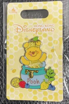 香港ディズニーランド限定のプーさんのピンバッジ