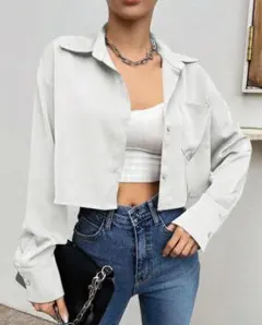 白シャツ　クロップ丈　ドロップショルダー