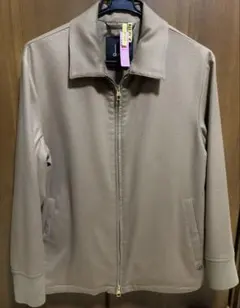 ベージュ ジップアップジャケット 金属製ロゴ