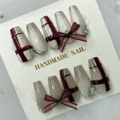 【ワインレッド × シャンパンベージュ】ギフト風リボンの大人ガーリーネイルチップ