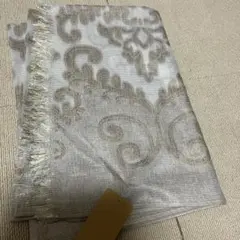 エレガントなホワイト・ゴールドのストール　ラメ入り