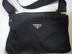 未使用品 ベルト付き ブラック ショルダーバッグ ナイロン 三角口ゴ