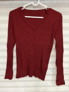 赤いリブ編みVネック長袖ニット
