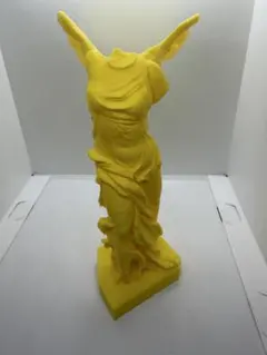 노란 수지로 만든 사모트라케 나이키 조각품
