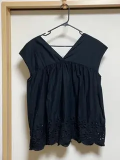 UNIQLO ブラックノースリーブトップス