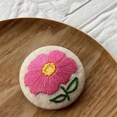 《値下げ》ハンドメイド刺繍　くるみボタンヘアゴムorブローチ