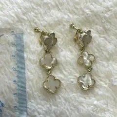 イヤリング クローバー型 ホワイト アイボリー 3連 白