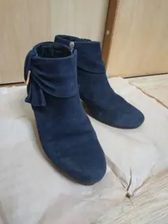 ネイビー スエード リボン付き ブーティ