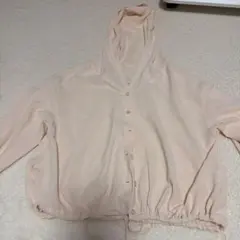 フード付きベージュシャツ