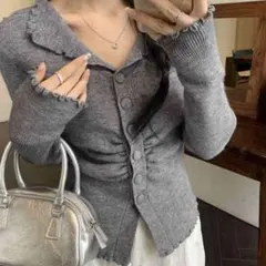 second'secon くるみボタン　フリルVネック　ニット　グレー