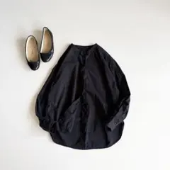 【ノップドゥノッド】バンドカラー 丸みシャツ 黒 M 変形ブラウス ラウンドヘムのサムネイル