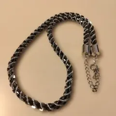 黒とシルバーのツイストネックレス（イミテーション）